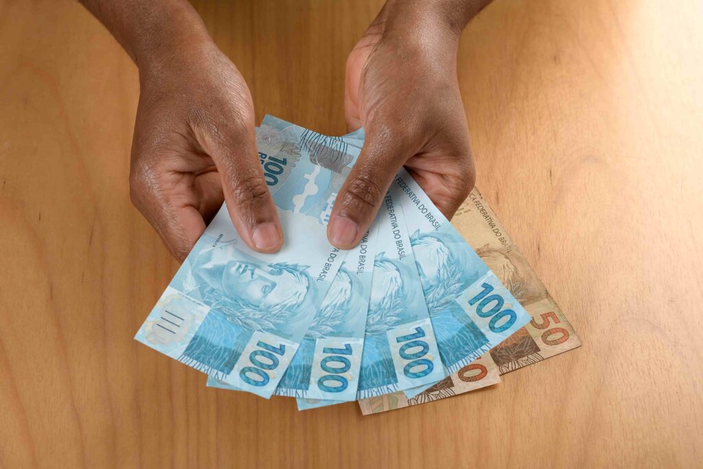 Notas de real em foco Fonte: Freepik